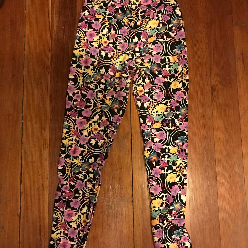 Geometric over floral 1 size leggings  black base